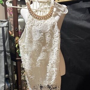 Venus EUC  W Sz M Lace tank top adorned w/ lace & crochet w/pearls & gold collar